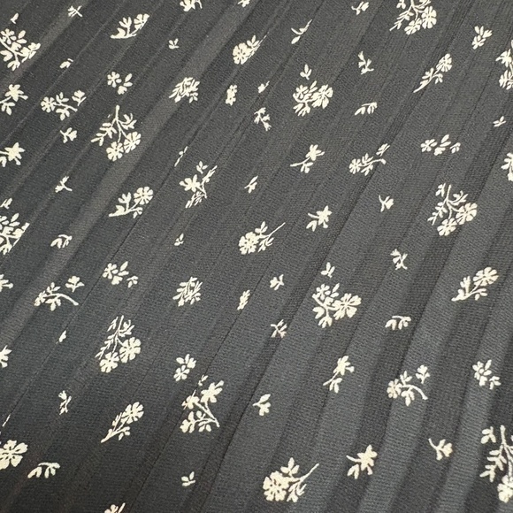 H&M Easy Care Poly Fully Lined & Pleated Throughout Maxi Dress Spaghetti Straps - Picture 9 of 10